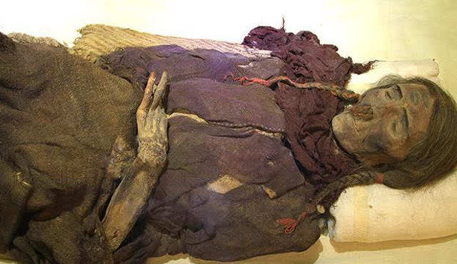 村民挖墓偶遇300年前女干尸"复活 棺木里满是抓痕
