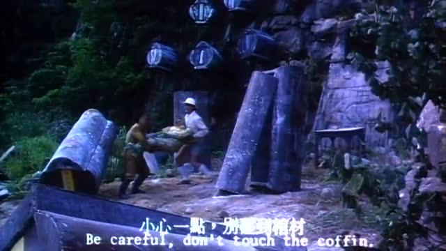 盗墓贼炸开棺材盗宝,抬走一具千年僵尸