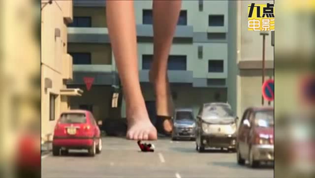 要是被这样的女巨人破坏城市我们需要奥特曼来拯救我们