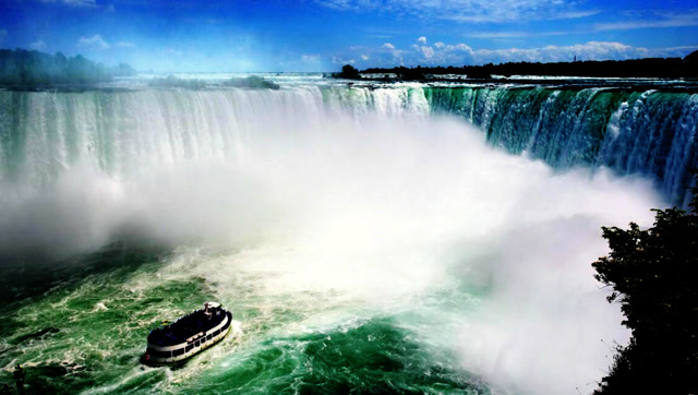 如此宽大的瀑布,看了让人非常震撼!