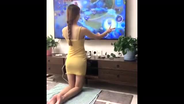 王者荣耀，美女跪着玩游戏，这是要坑队友的节奏么免费观看