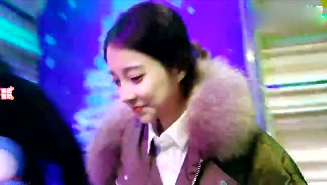 提莫在酒吧直播还是那么受欢迎，又是拍照又是签名免费观看