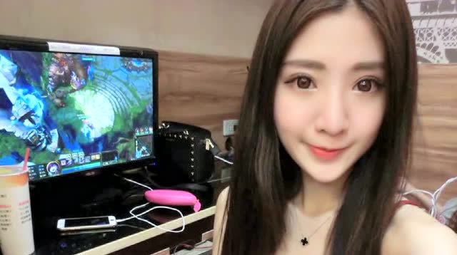 大学漂亮妹子兼职英雄联盟美女主播免费观看