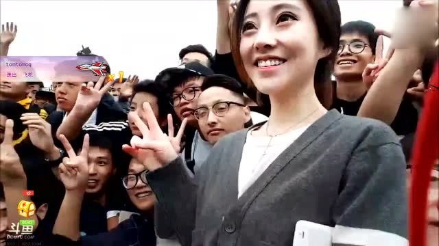 冯提莫中秋户外直播与粉丝合影 场面一度混乱免费观看