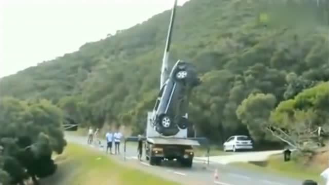 吊車剛將事故車吊起來，就感覺不對勁，還來得及嗎 (201播放)