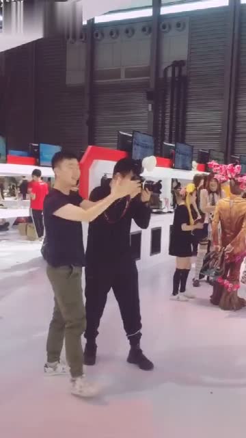 每张美美的coser照片后，都有个专业的摆拍造型师免费观看