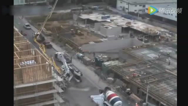 恐怖的大車事故，吊車側翻，大貨車掉下河里，安全第一 (225播放)
