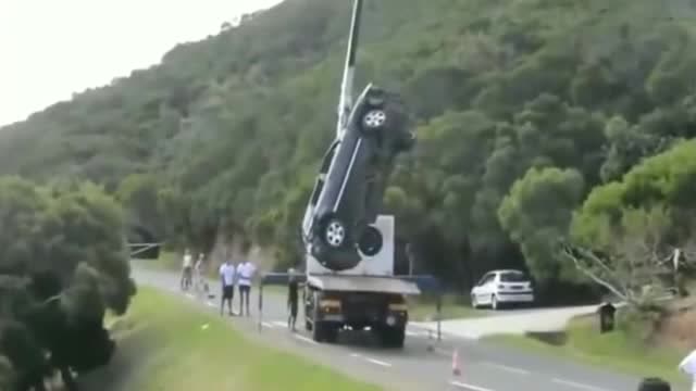 吊車司機攤上事了，好好的救援現場，成了事故現場 (199播放)