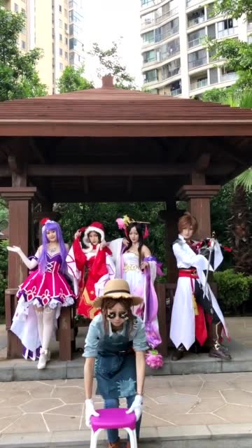 第五人格 各位小姐姐摆poss，园丁突然搅局，被人群殴特尴尬！免费观看