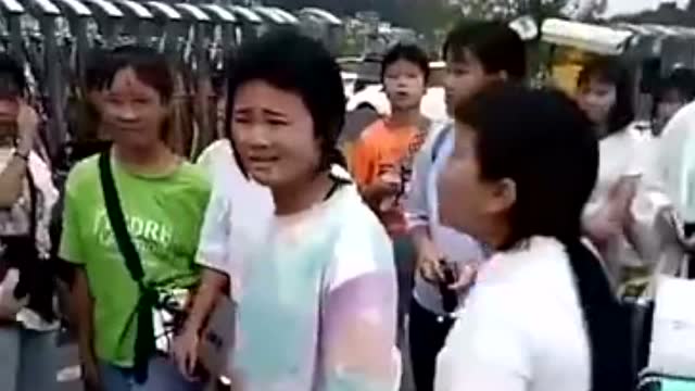 緊急呼叫 | 貴州一校長給化妝女生擦臉引熱議 家長:力挺校長