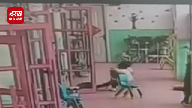 好狠!幼兒園女童被老師一腳踹倒 園方:打人老師被家長打了