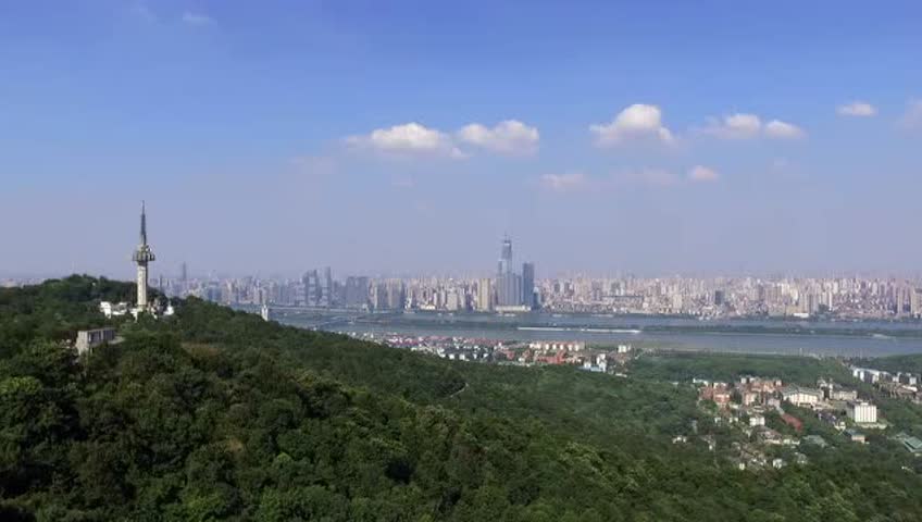 无人机航拍:岳麓山顶俯瞰长沙城