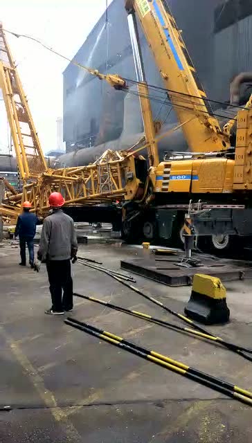 江西某钢厂350吨吊车倒塌事故 (185播放)