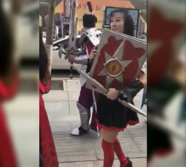 王者荣耀：街上遇露娜王昭君大小姐，阿轲居然出肉装！免费观看