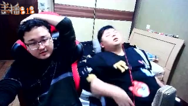 笑笑刷F6被追生无可恋 骚男无奈躺着也中枪-每日版免费观看