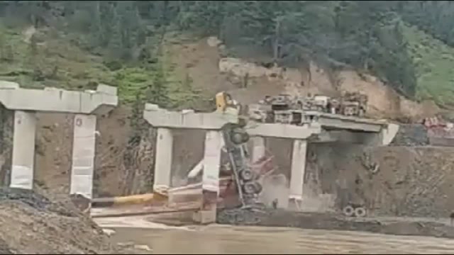 桥梁施工吊车发生事故，镜头拍下惊魂画面 (179播放)