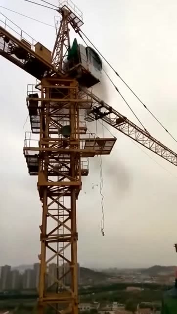 吊車突發事故，老司機的一個舉動，竟化解了這場災難！ (132播放)