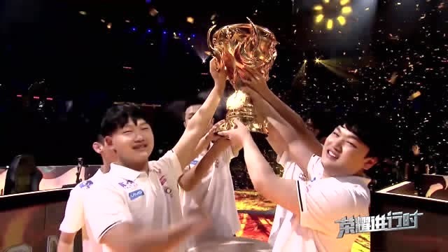 荣耀进行时：老QG最后的荣耀，从保级到夺冠的幕后故事免费观看