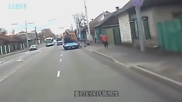 吊車司機一個不注意,引起兩次車禍,監控還原事故全過程 (169播放)