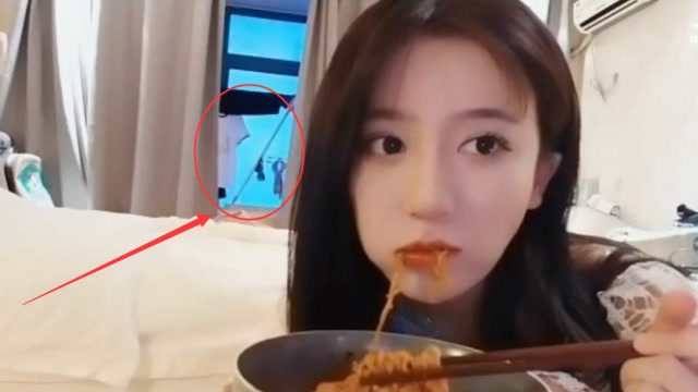 呆妹儿直播吃火鸡面，结果晾的私人物品被看见？下一秒不淡定了免费观看