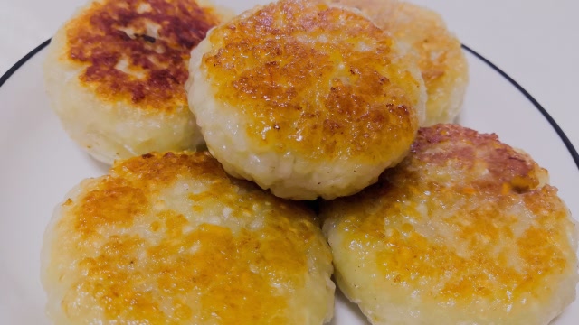 一碗糯米,两个鸡腿,教你做糯米鸡肉塌饼,口味鲜美软糯,真好吃