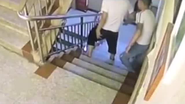 事發前遭拖拽視頻曝光!雲南20歲女子從賓館跳樓 全身20多處骨折