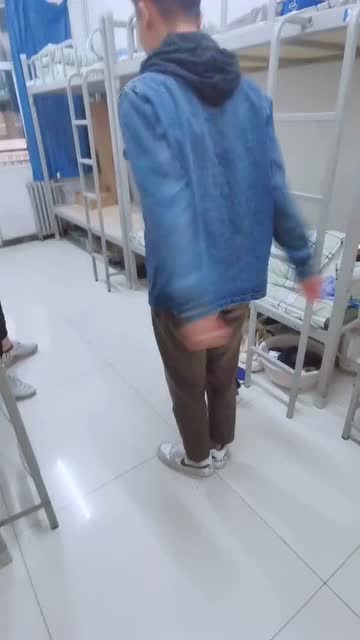 像極了班上女生跳遠的樣子