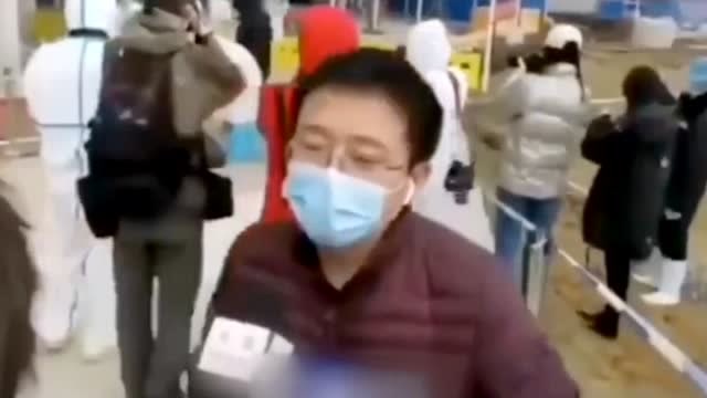 記者:接受中醫治療你的感受是什麼?男子:我是一箇中醫黑