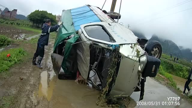 吊車將事故車吊起 (148播放)