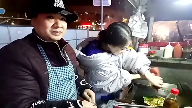冯提莫街头做手抓饼，顾客一直夸提莫漂亮，说了一个建议我笑了！免费观看