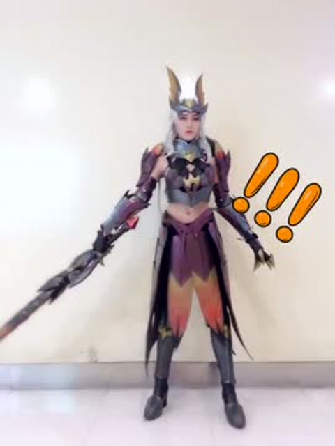 美女cosplay水晶猎龙者，好霸气免费观看