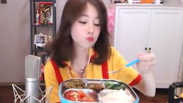 冯提莫吃饭都用儿童餐盘，提莫真把自己当孩子了免费观看