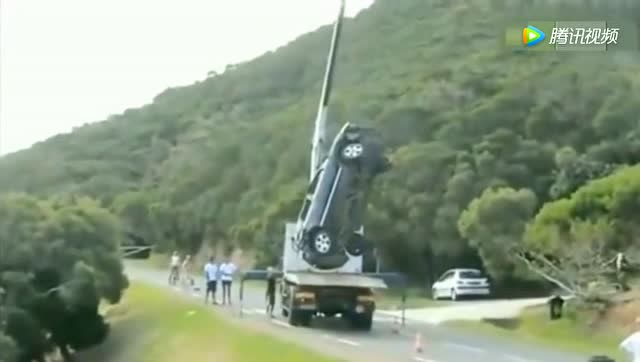 吊車剛把事故車吊起來，就感覺情況不妙，果真出大事了 (295播放)