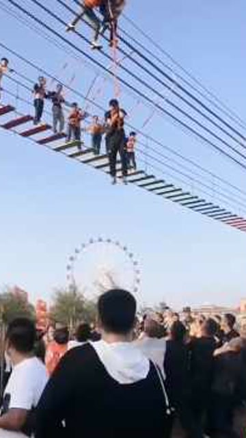 擔心的事終於發生!包頭5遊客玩鐵索橋滑落,懸在半空中