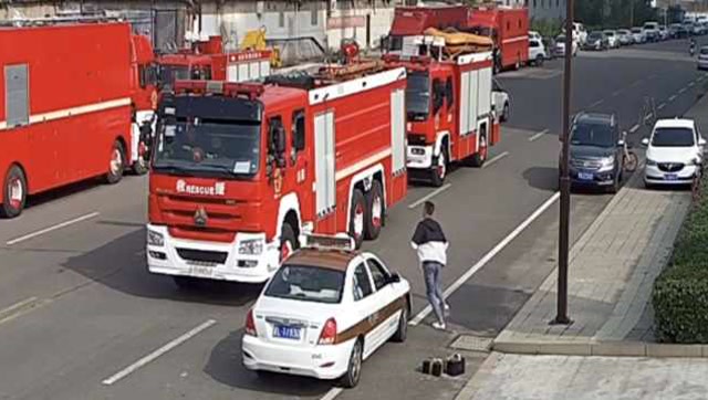 消防員提蛋糕給女友慶生,遇火情跳上消防車就走