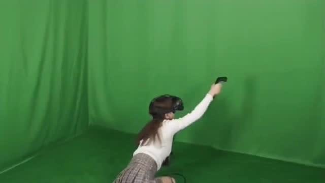 刚开始没看出这美女在干什么，戴上眼镜后，太酷炫了！免费观看