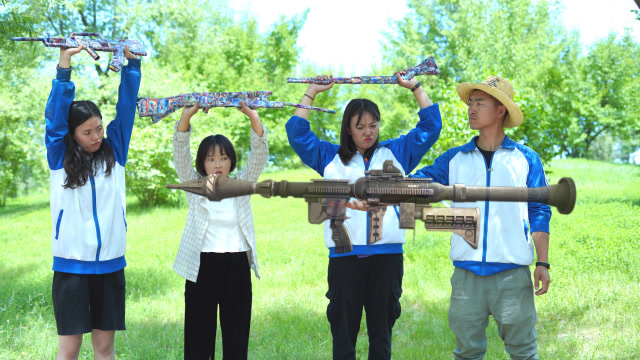 真人绝地求生游戏，大圣没装备，用奥特曼卡牌自制火箭筒免费观看