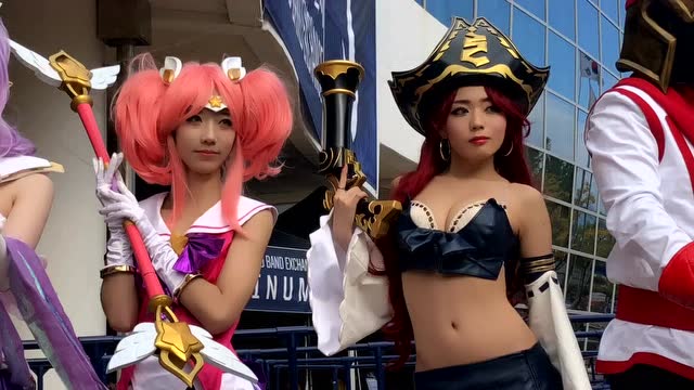 小姐姐S8现场俏皮吐舌cos女枪 潘森金色头盔戏份十足免费观看