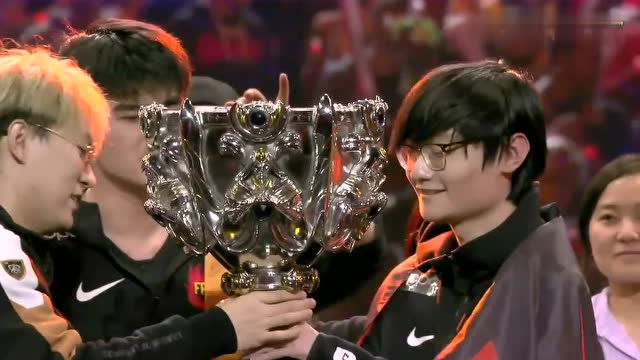 [捧杯]FPX夺冠捧杯时刻：凤凰圆梦，全队合举奖杯！免费观看
