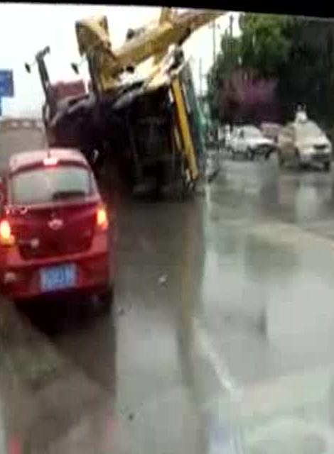 前車出了事故，吊車本來是上去救援的，結果自己也栽了 (208播放)
