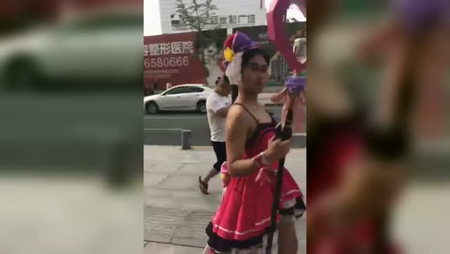 王者荣耀真人版惊现街头，快来看看你的小乔！免费观看