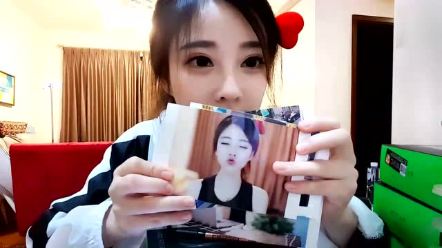 冯提莫直播抽奖送签名照和雷蛇鼠标 兄弟们你们选哪个？免费观看