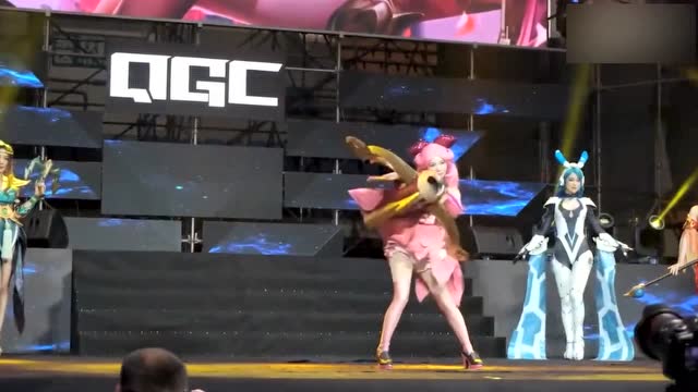 CosPlay貂蝉虞姬都是正常的大长腿，孙尚香差点没拿动枪!免费观看