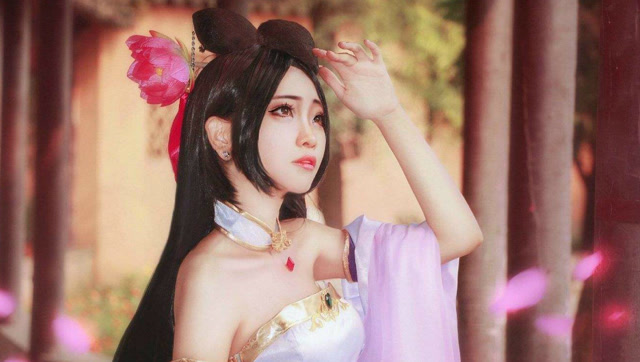 真人爆笑王者荣耀：貂蝉、小乔卖萌，李白和至尊宝为了蓝爸爸打架免费观看