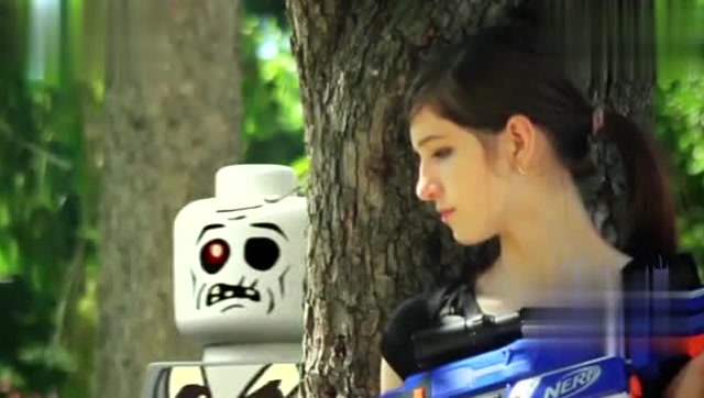 美女特种射击，树后突现连续扫射，这是女汉子！免费观看