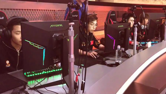 韦神15杀满编吃鸡！独家内部语音曝光！免费观看