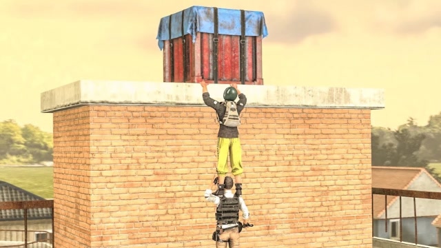 小伙刚捡到三级头，下一刻竟被平底锅“爆头”了，看着都痛！免费观看