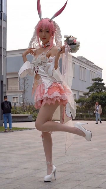 小姐姐大长腿太瘦，多吃点肉补补营养免费观看