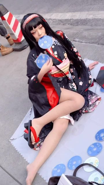 总感觉小姐姐是个卖光盘的，好想过去买一个免费观看