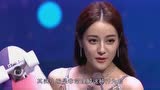 迪丽热巴下车被拍,却被"手机壁纸"抢镜,网友:经纪人知道吗?